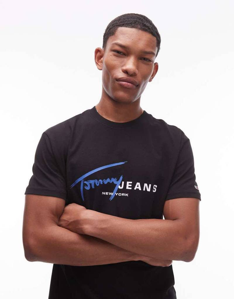 Tommy Jeans - T-Shirt in Schwarz und Blau mit markentypischem Logo von Tommy Jeans