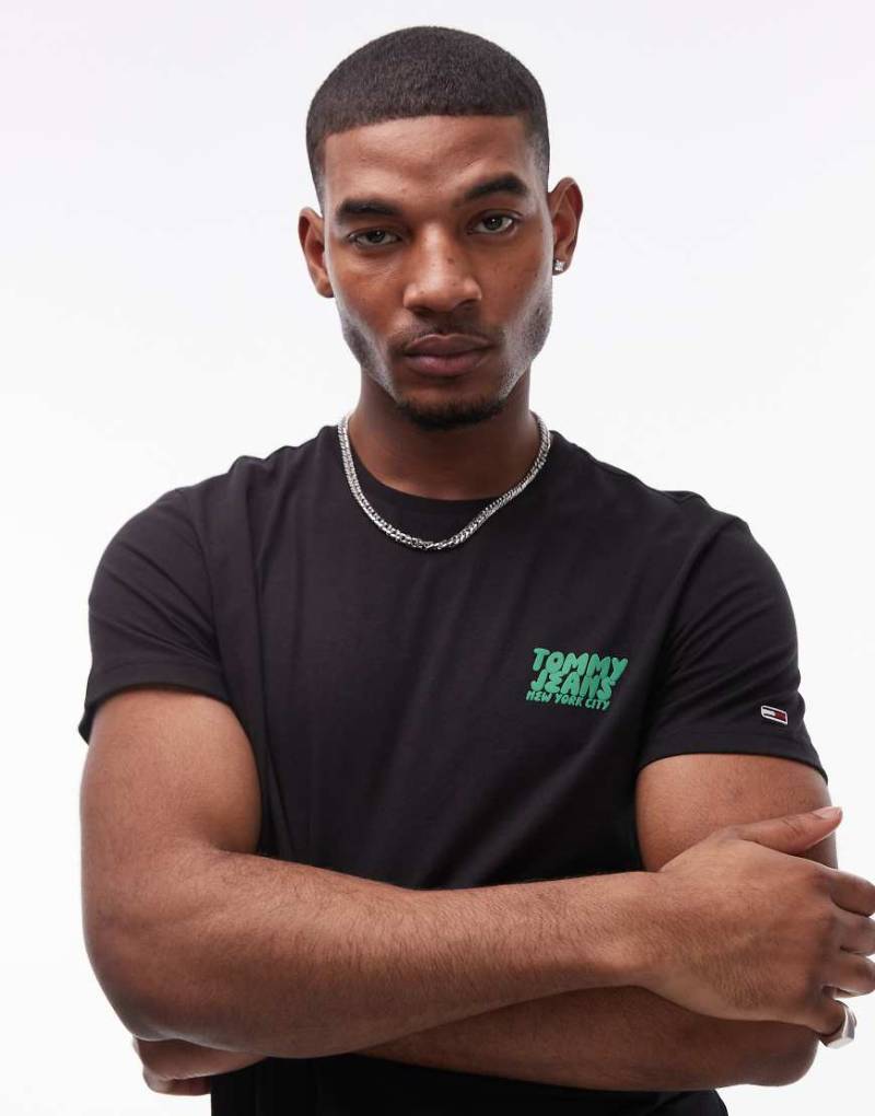 Tommy Jeans - T-Shirt in Schwarz und Grün mit Bubble-Logo von Tommy Jeans