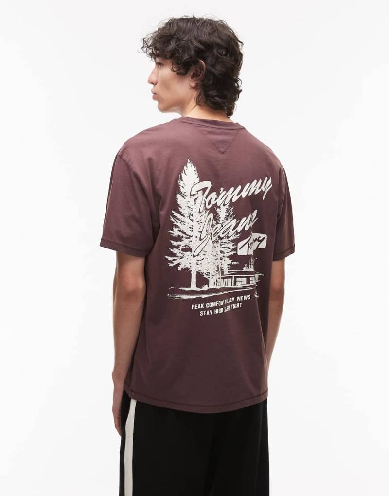 Tommy Jeans - T-Shirt in Tiefbraun mit Outdoor-Grafik von Tommy Jeans