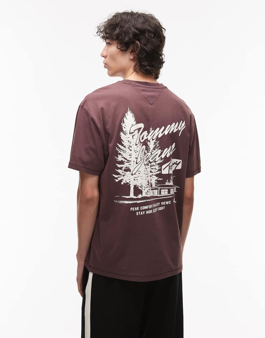 Tommy Jeans - T-Shirt in Tiefbraun mit Outdoor-Grafik von Tommy Jeans