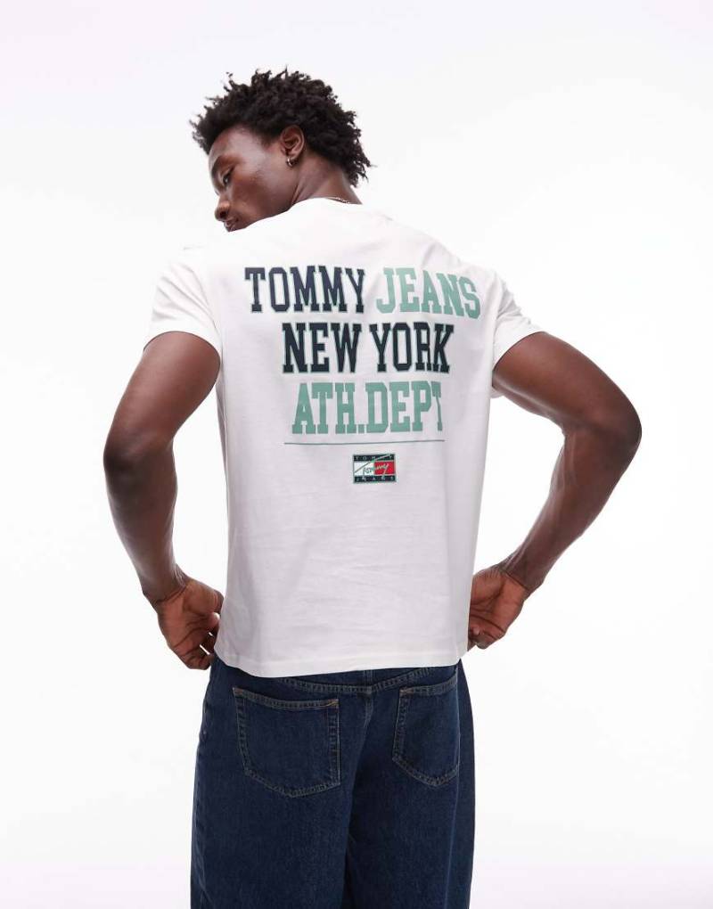 Tommy Jeans - T-Shirt in Weiß mit „Athletic Dept"-Rückenprint von Tommy Jeans