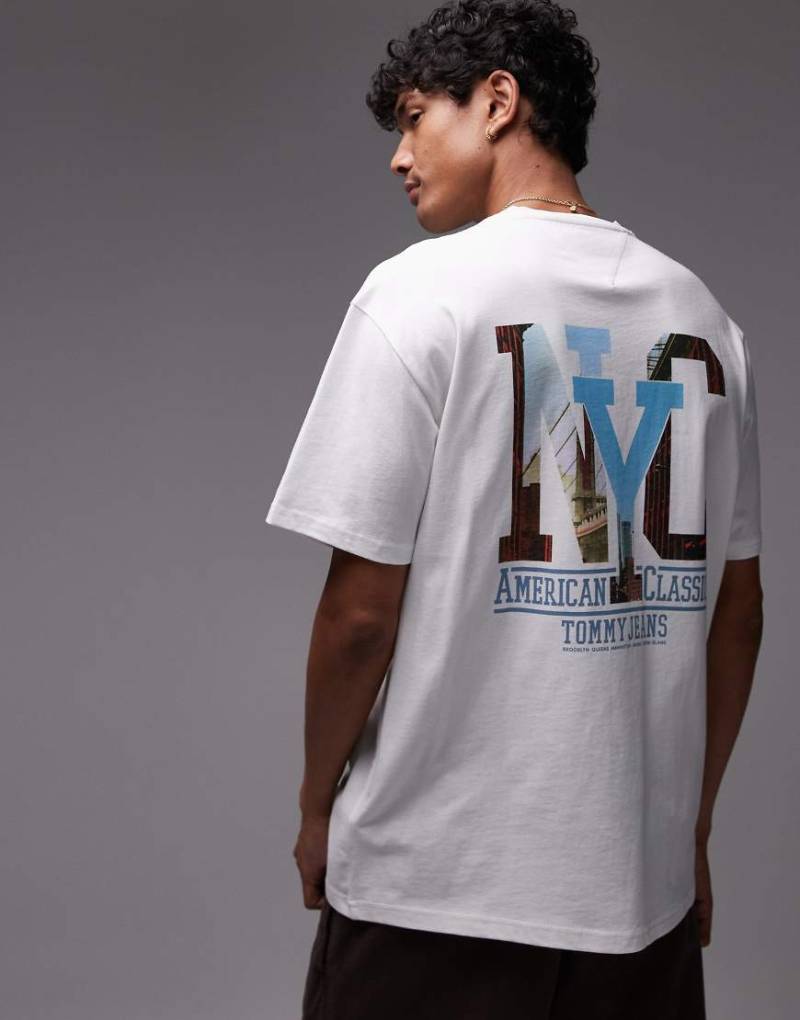 Tommy Jeans - T-Shirt in Weiß mit „NYC"-Fotoprint auf dem Rücken von Tommy Jeans