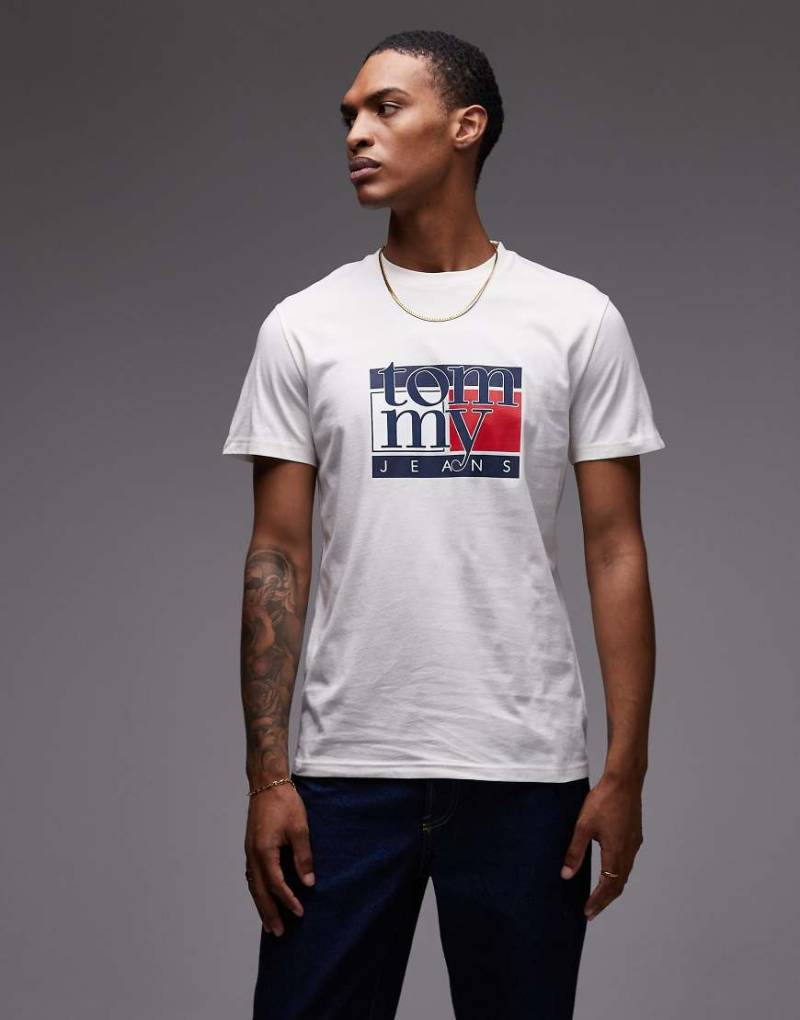 Tommy Jeans - T-Shirt in Weiß mit 90er-Flag-Logo von Tommy Jeans