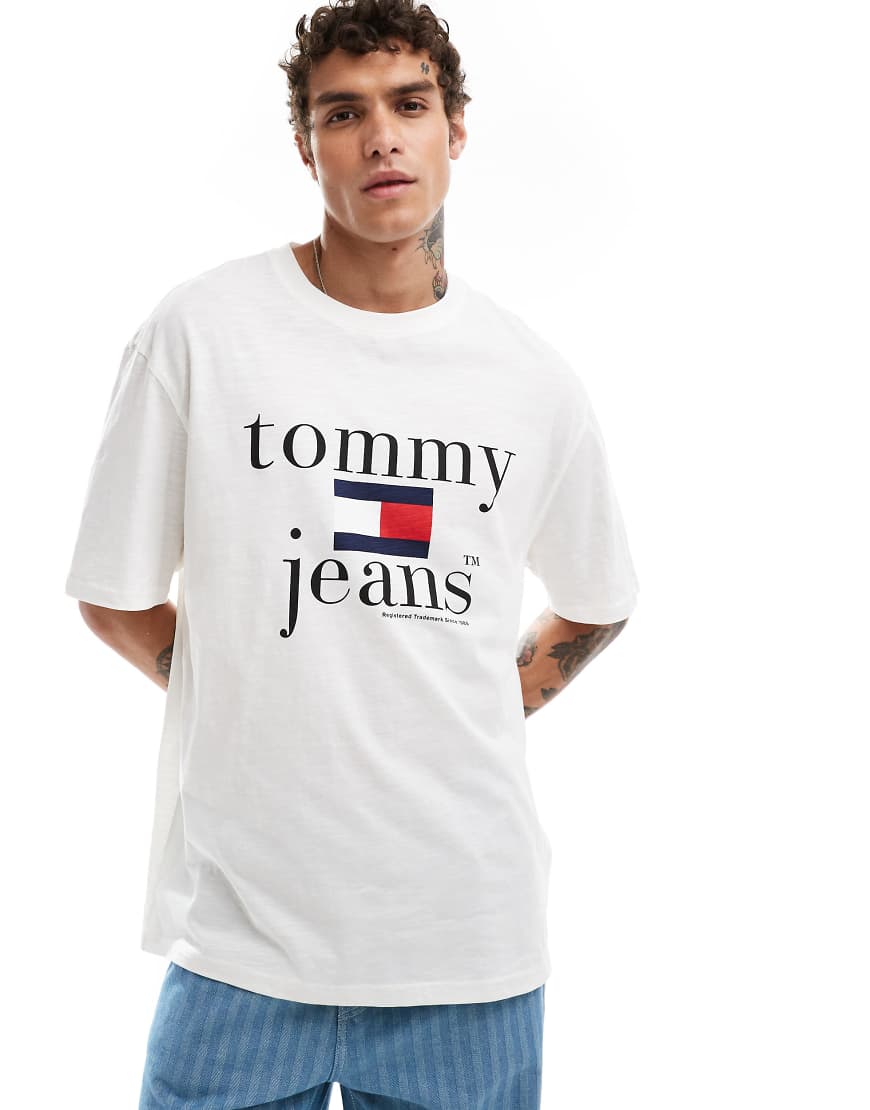 Tommy Jeans - T-Shirt in Weiß mit 90er-Logo von Tommy Jeans