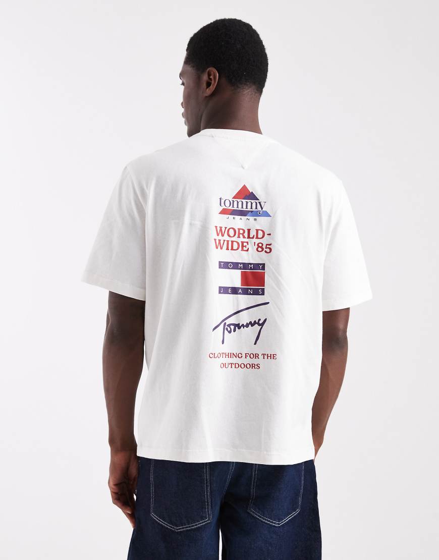 Tommy Jeans - T-Shirt in Weiß mit Flag-Logo und Bergprint auf dem Rücken von Tommy Jeans