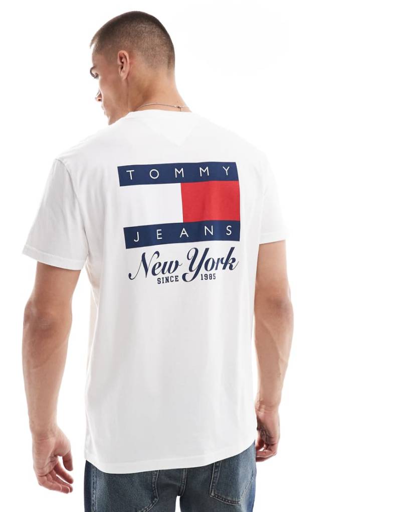 Tommy Jeans - T-Shirt in Weiß mit Flaggenprint auf dem Rücken von Tommy Jeans