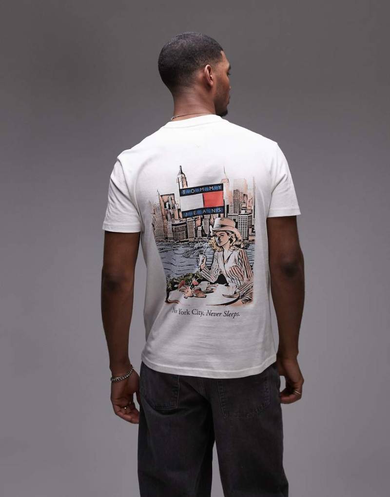 Tommy Jeans - T-Shirt in Weiß mit Frühstück-Rückenprint von Tommy Jeans