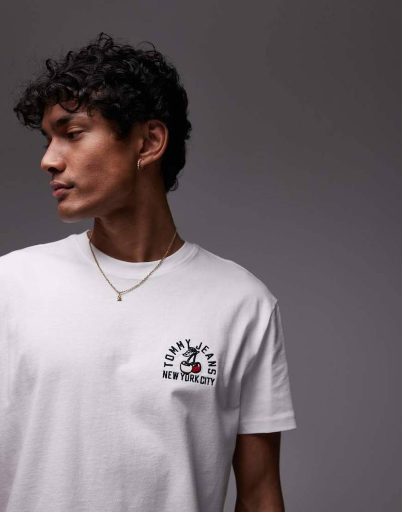 Tommy Jeans - T-Shirt in Weiß mit Kirsch-Logo Tommy Jeans - T-Shirt in Weiß mit Kirsch-Logo von Tommy Jeans