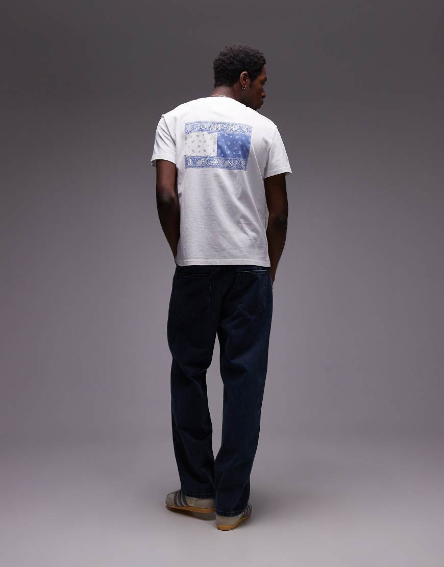 Tommy Jeans - T-Shirt in Weiß mit Paisley-Flaggenprint auf dem Rücken in Blau von Tommy Jeans