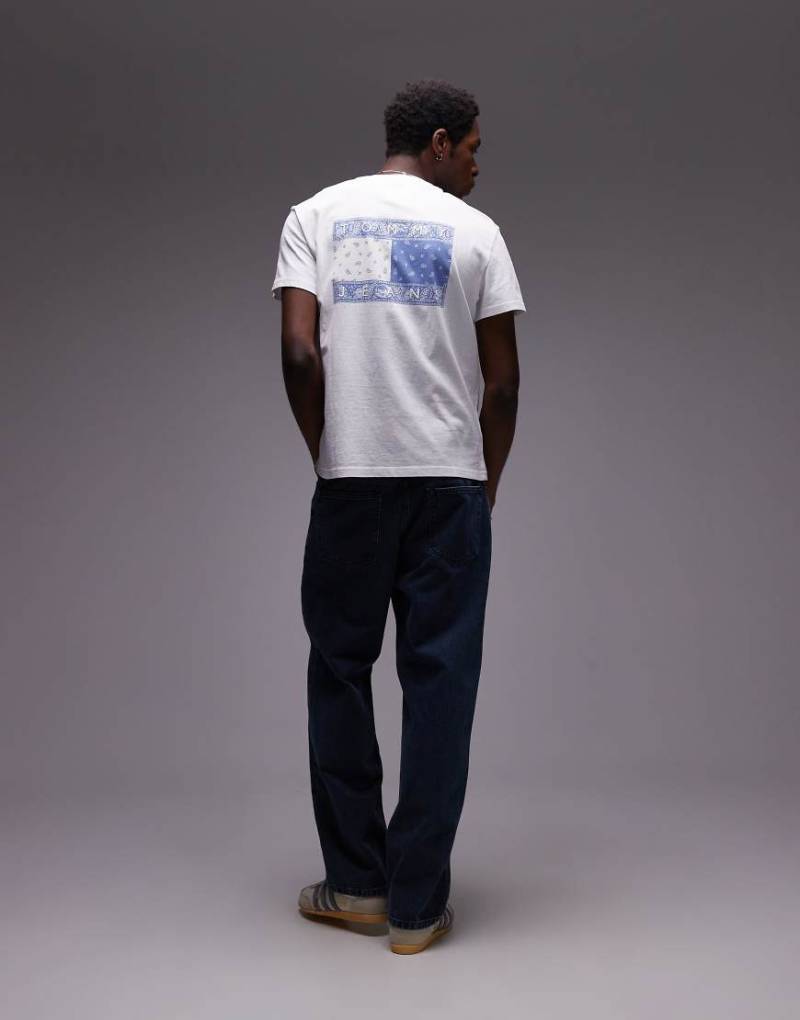 Tommy Jeans - T-Shirt in Weiß mit Paisley-Flaggenprint auf dem Rücken in Blau von Tommy Jeans