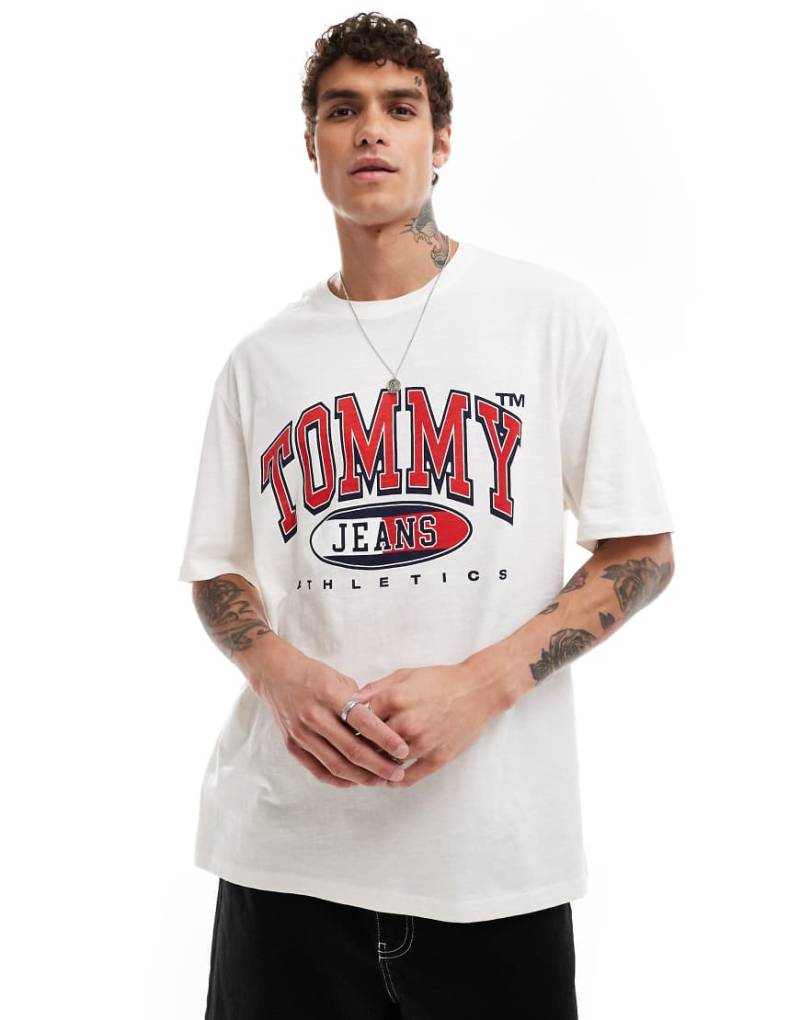 Tommy Jeans - T-Shirt in Weiß mit Retro-College-Logo von Tommy Jeans