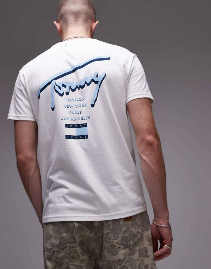 Tommy Jeans - T-Shirt in Weiß mit Signatur-Print auf dem Rücken von Tommy Jeans