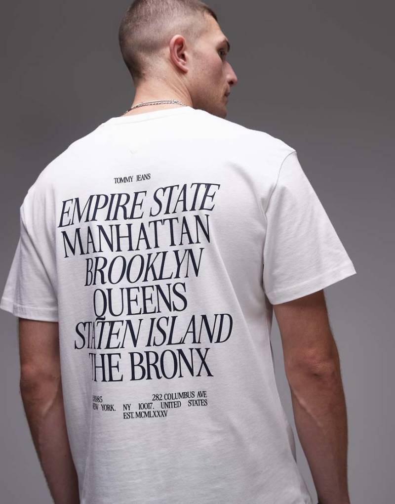 Tommy Jeans - T-Shirt in Weiß mit Stadtteile-Print auf dem Rücken von Tommy Jeans