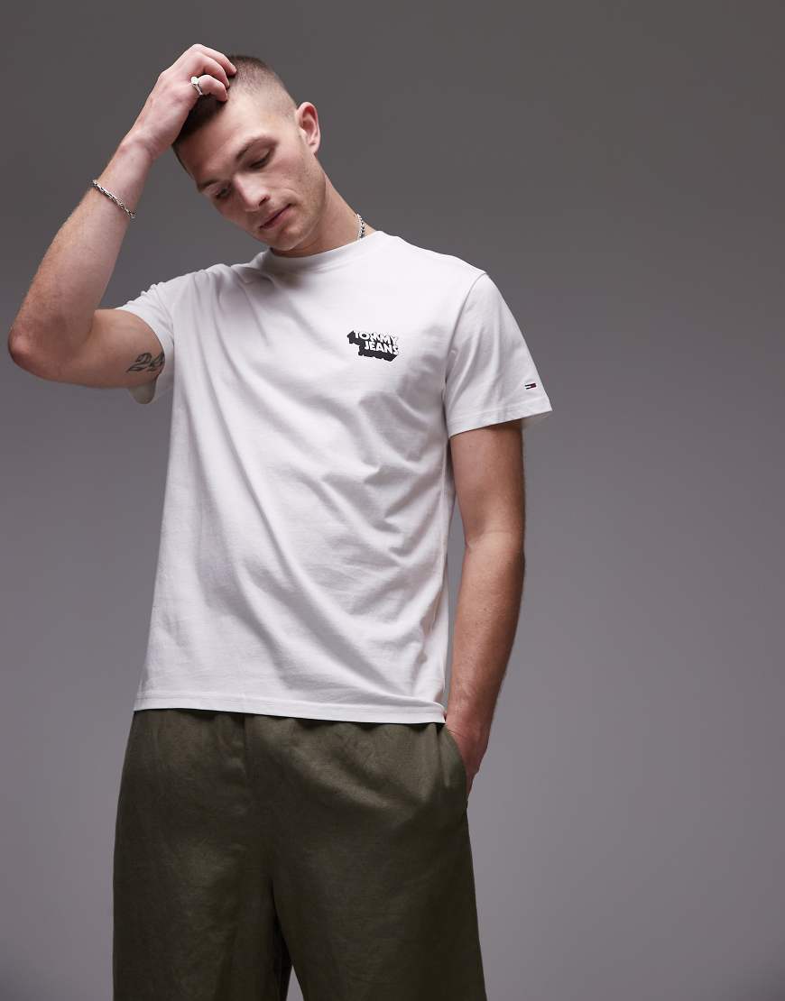 Tommy Jeans - T-Shirt in Weiß mit Stapel-Logo von Tommy Jeans