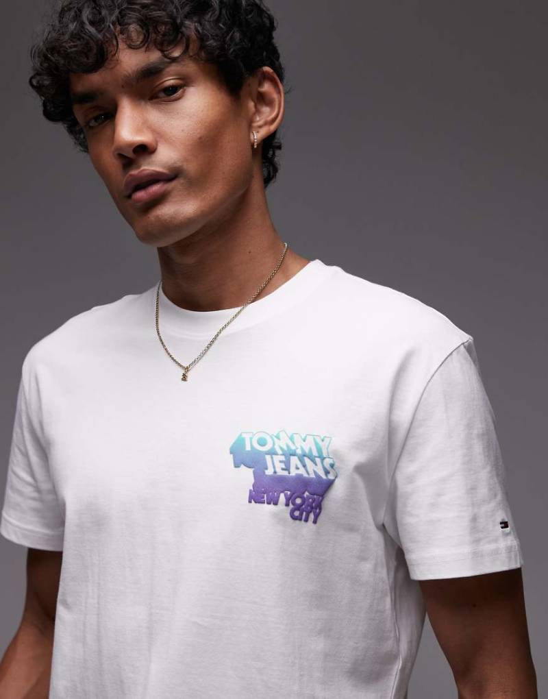 Tommy Jeans - T-Shirt in Weiß mit Stapel-Print auf dem Rücken von Tommy Jeans