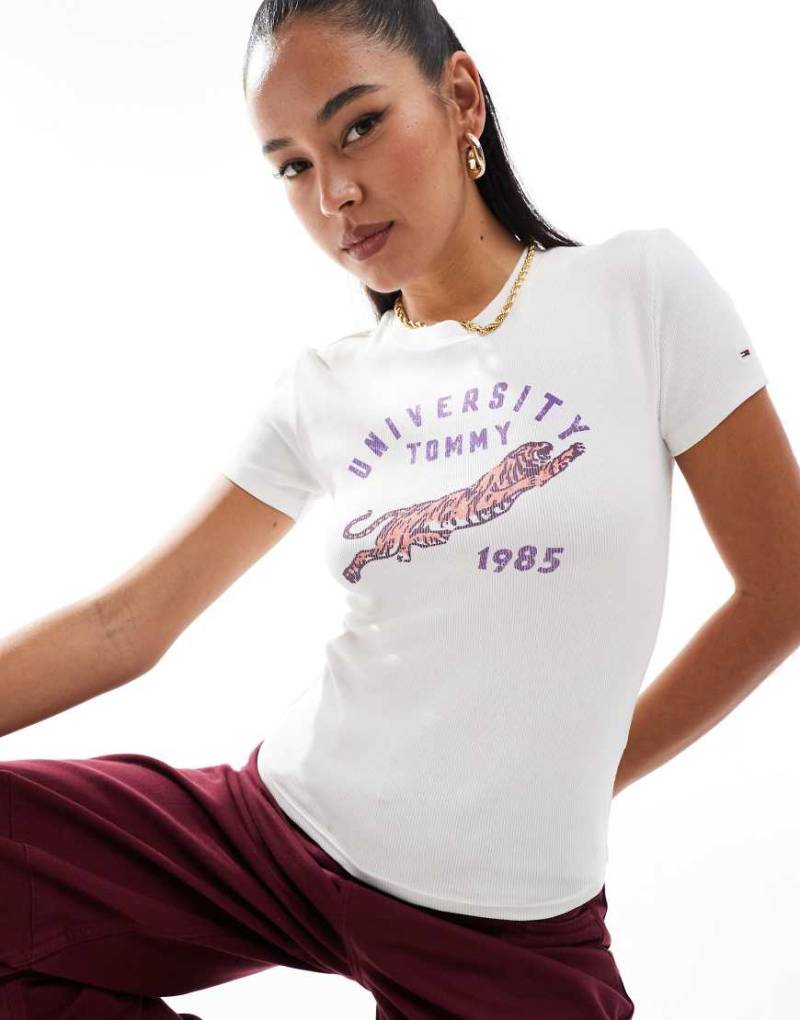 Tommy Jeans - T-Shirt in Weiß mit University-Grafik von Tommy Jeans