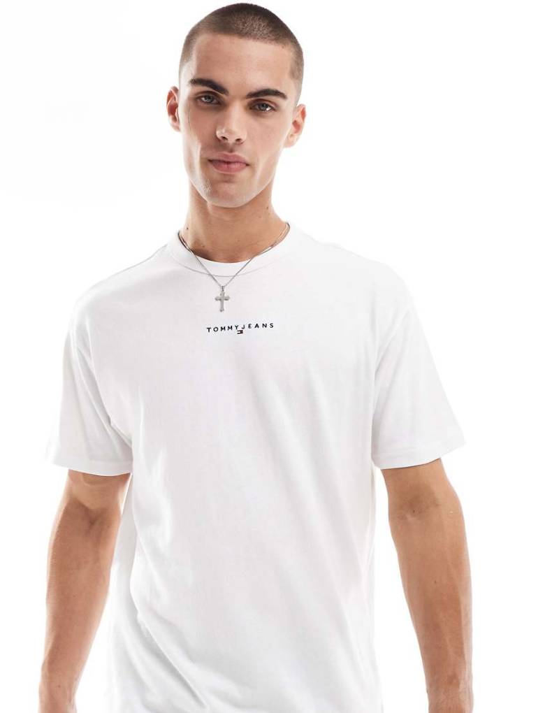 Tommy Jeans - T-Shirt in Weiß mit linearem Brust-Logo von Tommy Jeans