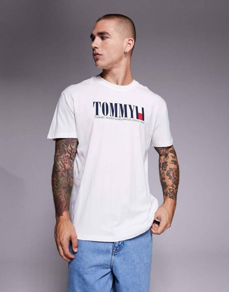 Tommy Jeans - T-Shirt in Weiß mit linearem Flaggen-Logo von Tommy Jeans