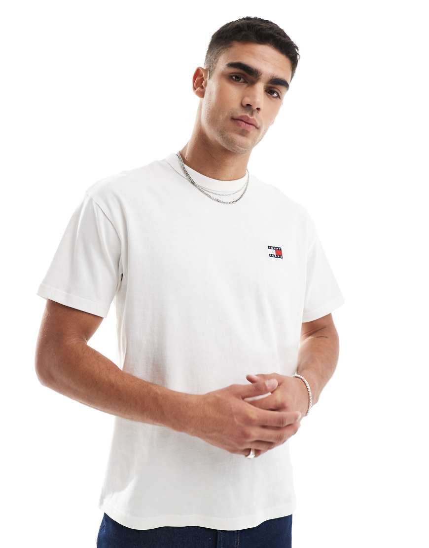 Tommy Jeans - T-Shirt in Weiß mit lockerem Schnitt und Aufnäher von Tommy Jeans