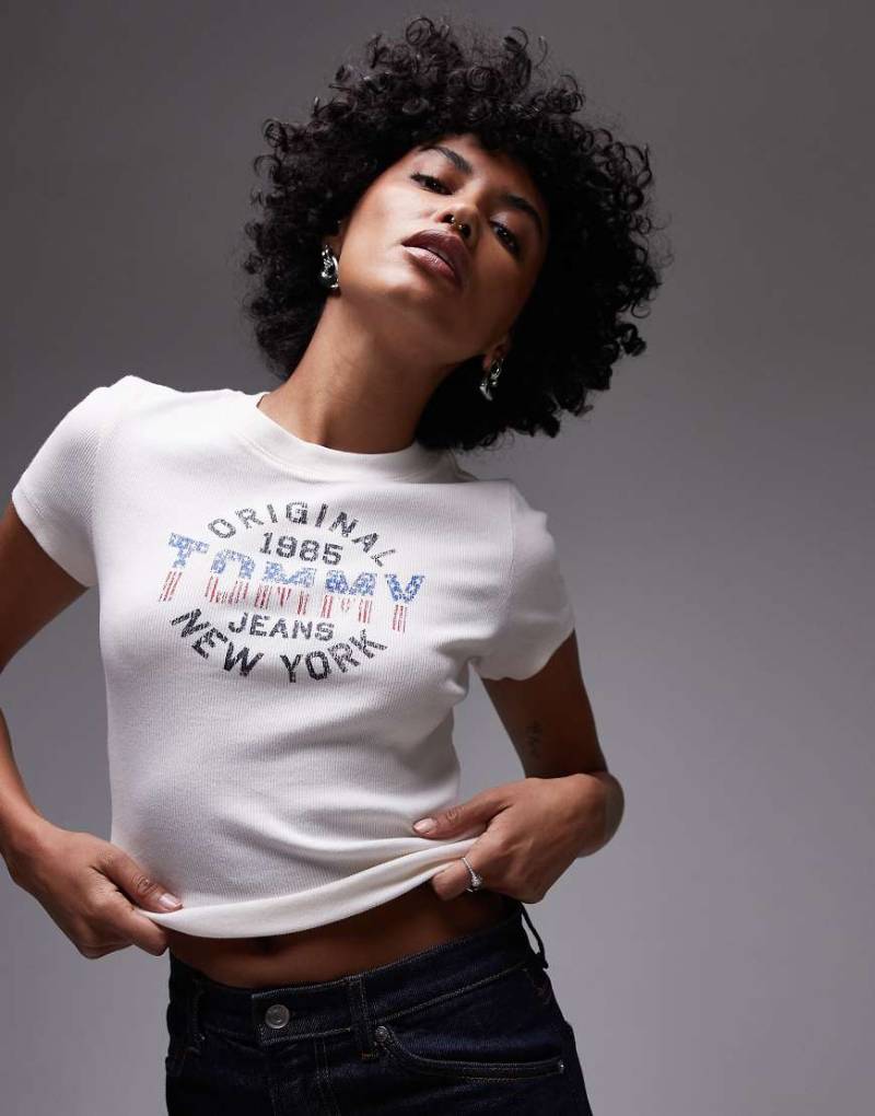 Tommy Jeans - T-Shirt in Weiß mit mittigem „USA"-Logo von Tommy Jeans