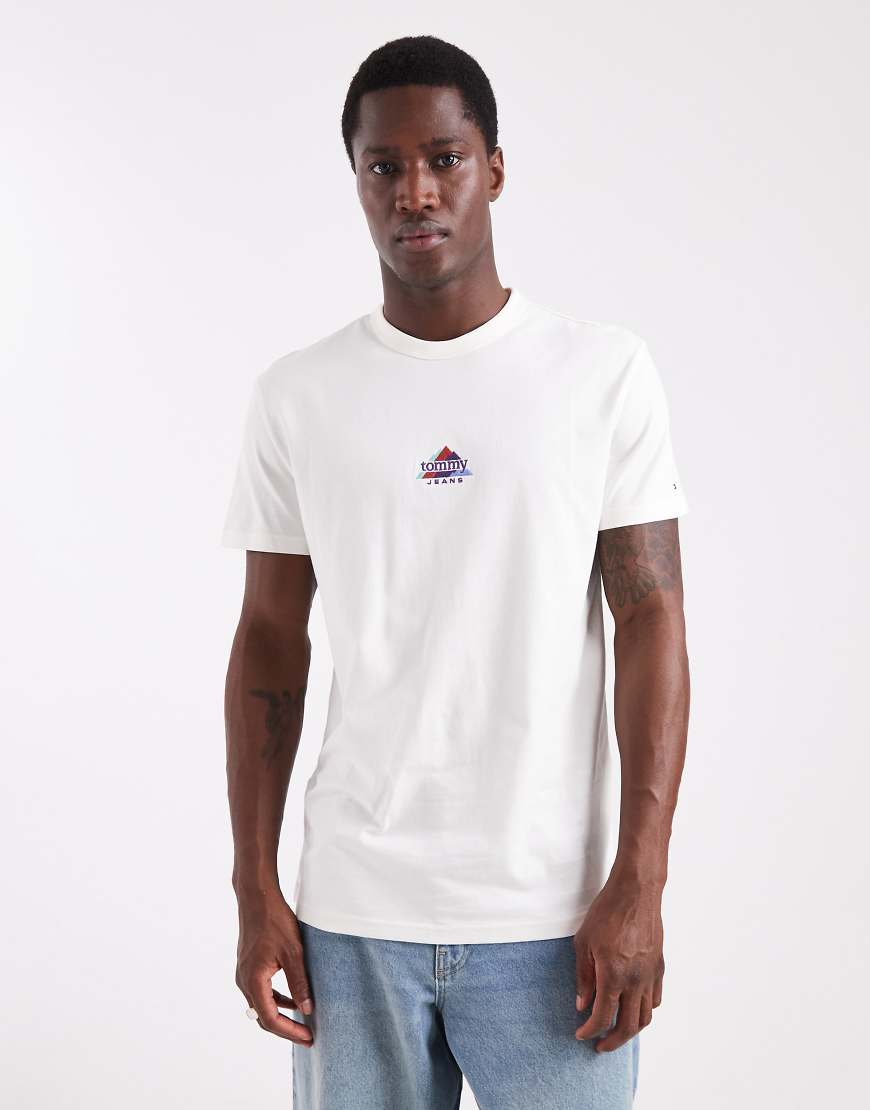 Tommy Jeans - T-Shirt in Weiß mit mittigem Berggipfel-Motiv und Logo von Tommy Jeans