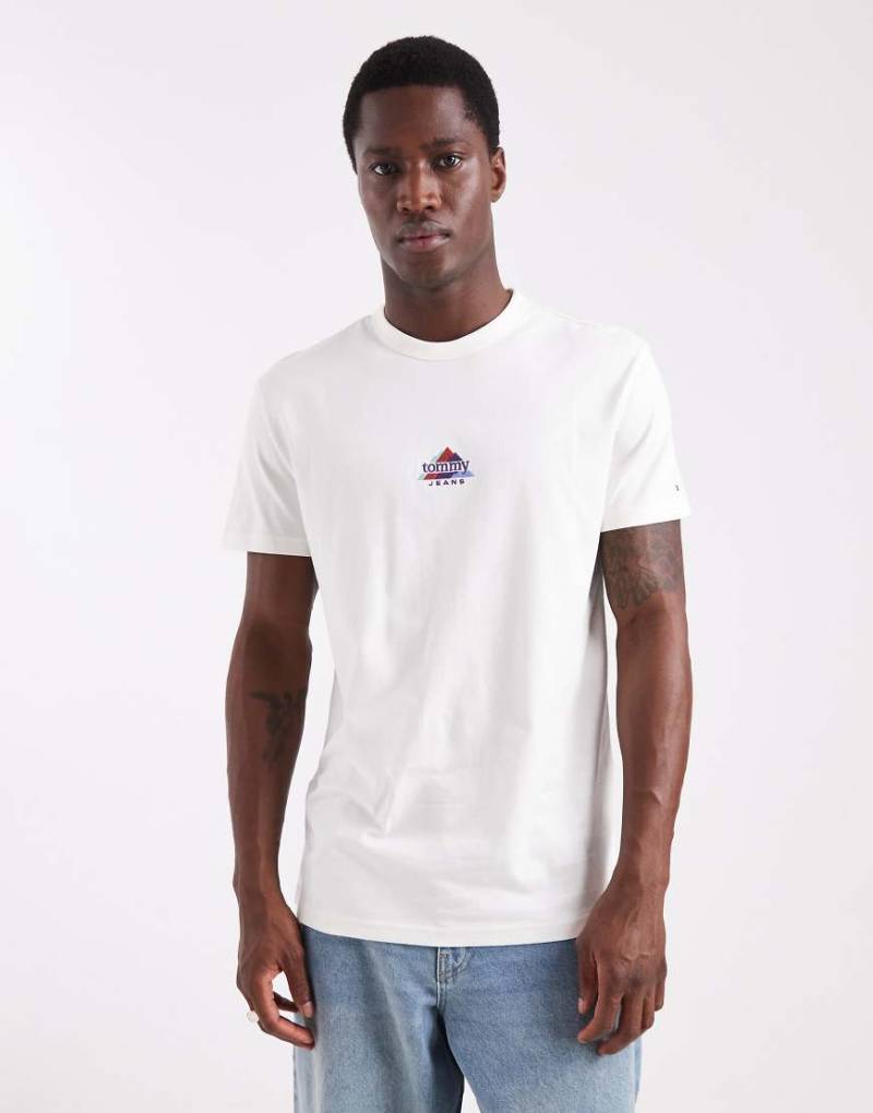Tommy Jeans - T-Shirt in Weiß mit mittigem Berggipfel-Motiv und Logo von Tommy Jeans