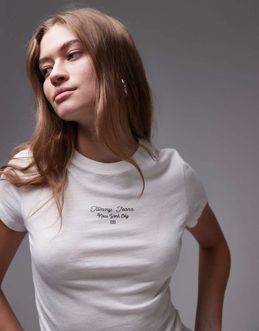 Tommy Jeans - T-Shirt in Weiß mit mittigem Logo Tommy Jeans - T-Shirt in Weiß mit mittigem Logo von Tommy Jeans