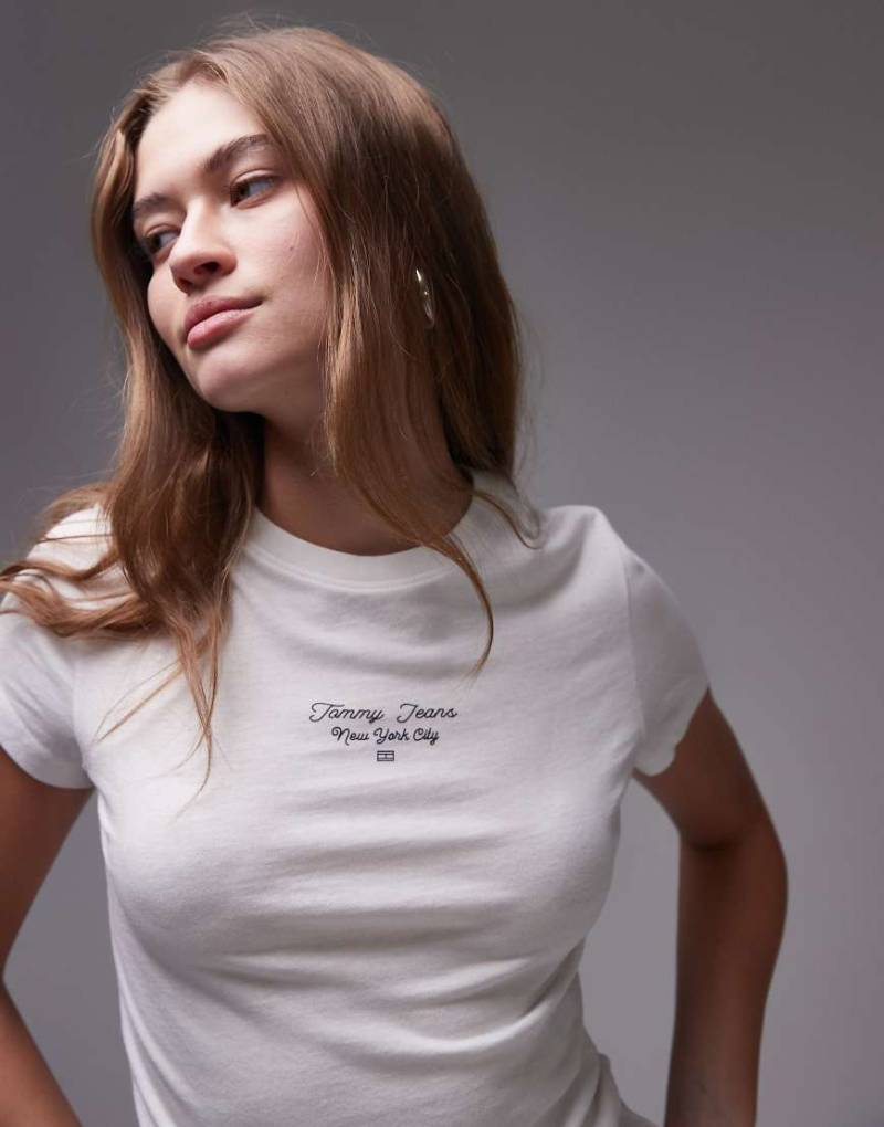 Tommy Jeans - T-Shirt in Weiß mit mittigem Logo von Tommy Jeans