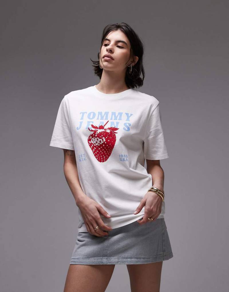 Tommy Jeans - T-Shirt in Weiß mit rotem Erdbeer-Print von Tommy Jeans