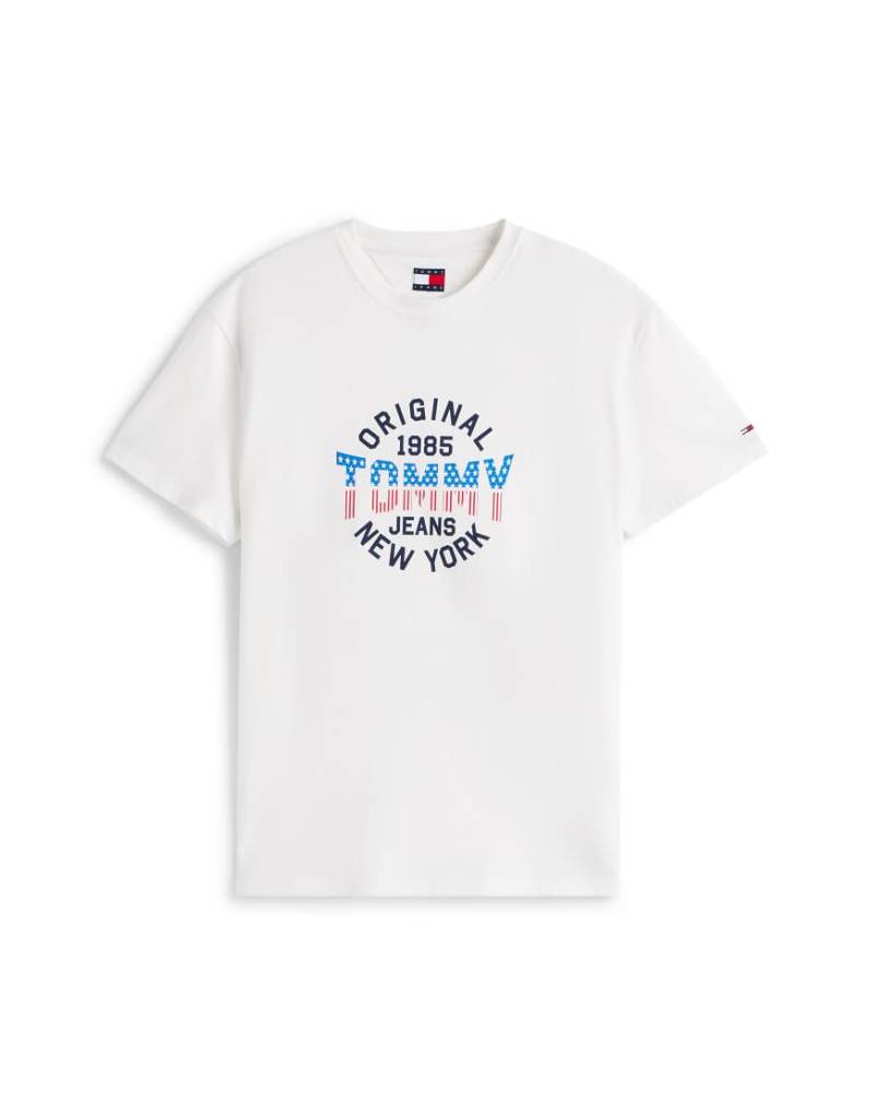 Tommy Jeans - T-Shirt in Weiß mit rundem USA-Logo von Tommy Jeans
