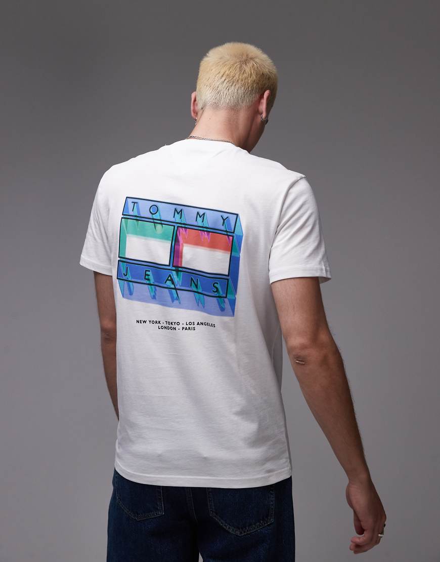 Tommy Jeans - T-Shirt in Weiß mit verschwommenem Flaggenprint von Tommy Jeans