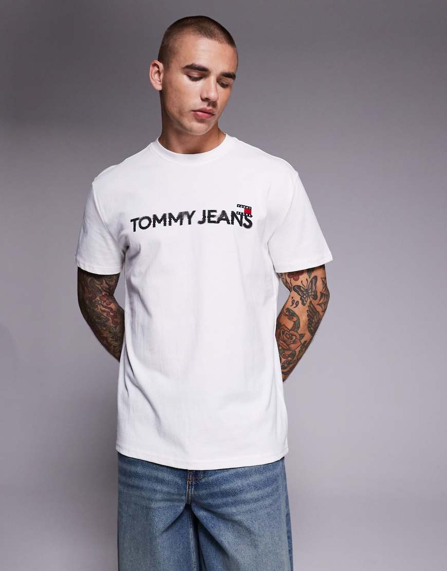 Tommy Jeans - T-Shirt in Weiß mit verschwommenem Logo von Tommy Jeans
