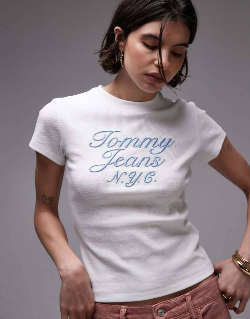 Tommy Jeans - T-Shirt in Weiß und Babyblau mit aufgesticktem Logo in Schnörkelschrift von Tommy Jeans