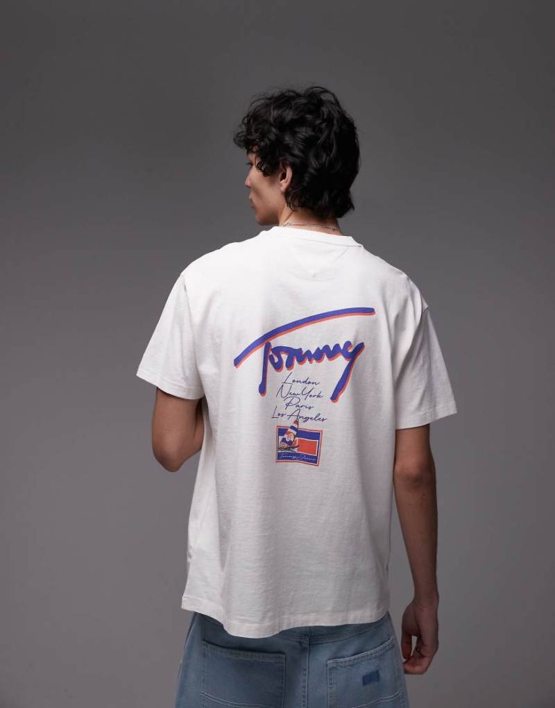 Tommy Jeans - T-Shirt in Weiß und Lila mit Signatur-Print auf dem Rücken von Tommy Jeans