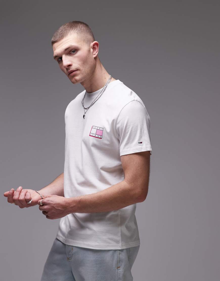 Tommy Jeans - T-Shirt in Weiß und Rosa mit Flaggen-Logo auf der linken Brust von Tommy Jeans