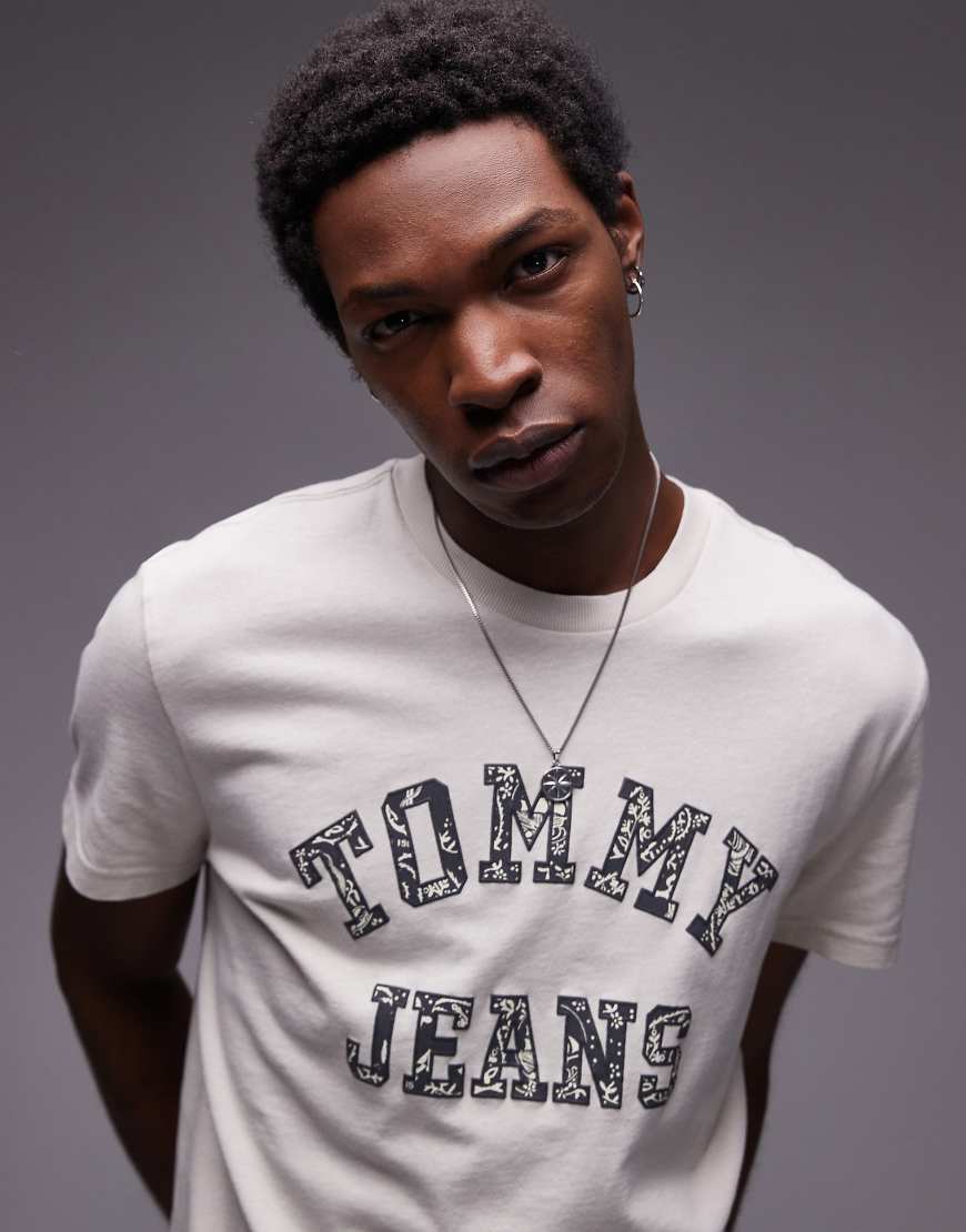 Tommy Jeans - T-Shirt in Wollweiß mit College-Logo im Paisley-Muster von Tommy Jeans