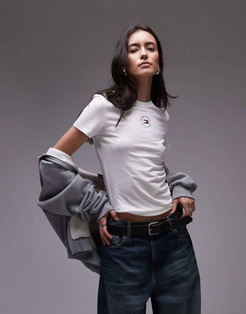 Tommy Jeans - T-Shirt in Wollweiß mit rundem Logo in der Mitte von Tommy Jeans