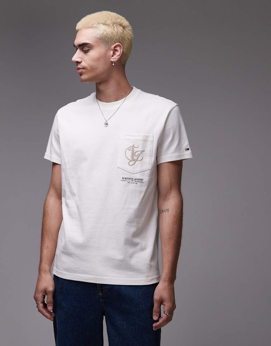 Tommy Jeans - T-Shirt in Wollweiß mit verschnörkeltem Logo auf der Rückseite und Tasche von Tommy Jeans