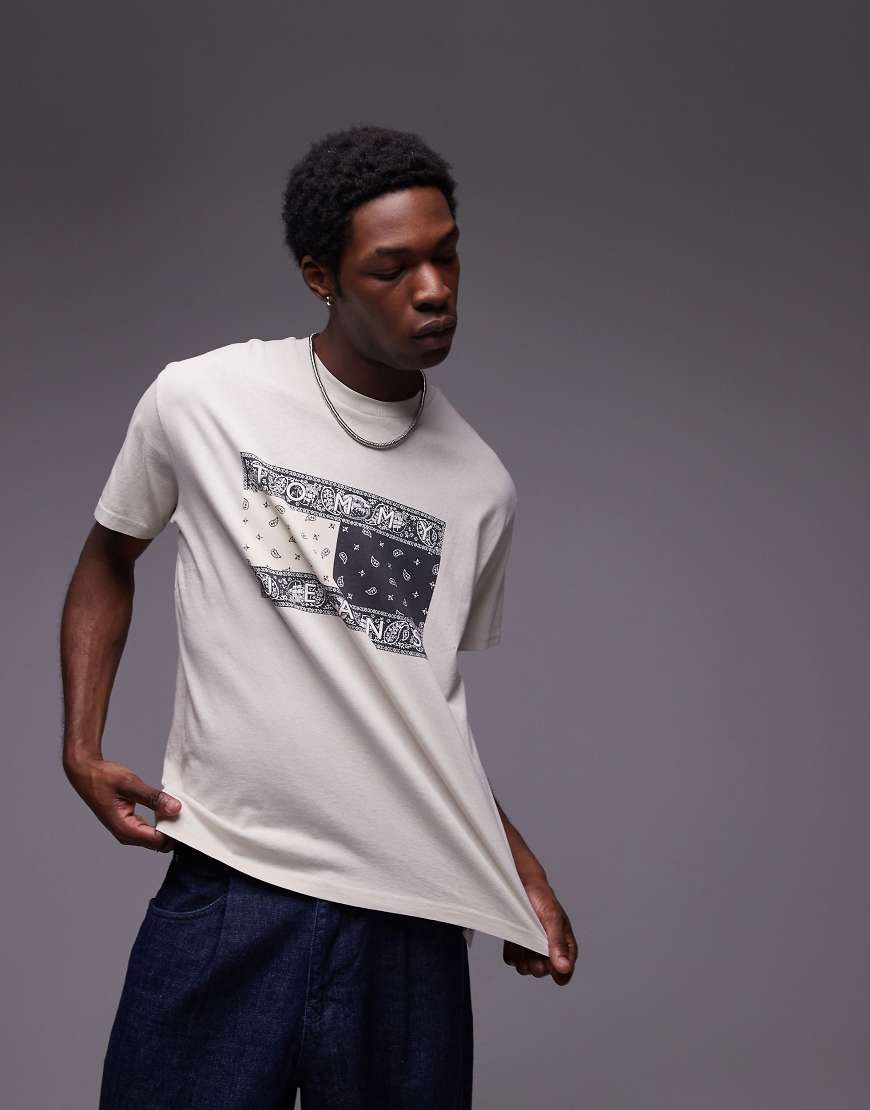 Tommy Jeans - T-Shirt in Wollweiß und Schwarz mit großer Paisley-Flagge von Tommy Jeans