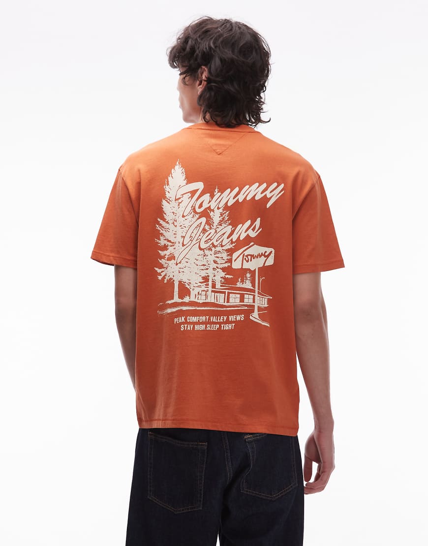 Tommy Jeans - T-Shirt in dunklem Orange mit Outdoor-Grafik von Tommy Jeans