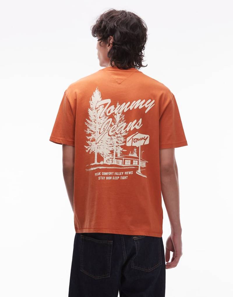 Tommy Jeans - T-Shirt in dunklem Orange mit Outdoor-Grafik von Tommy Jeans