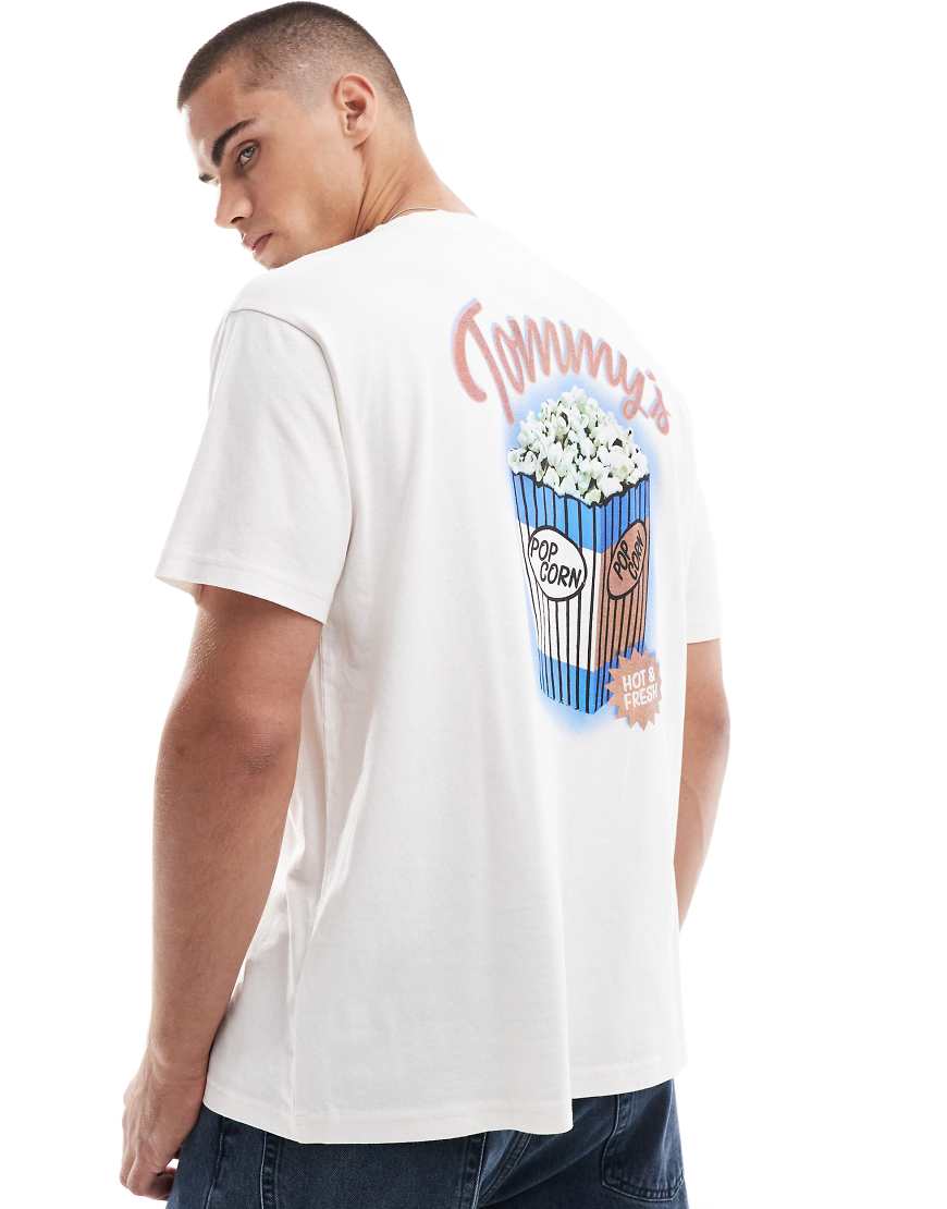 Tommy Jeans - T-Shirt in gebrochenem Weiß mit Popcorn-Rückenprint Tommy Jeans - T-Shirt in gebrochenem Weiß mit Popcorn-Rückenprint von Tommy Jeans