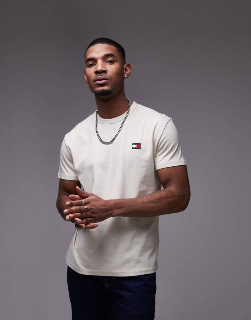 Tommy Jeans - T-Shirt in gebrochenem Weiß mit normalem Schnitt und Logo-Aufnäher von Tommy Jeans