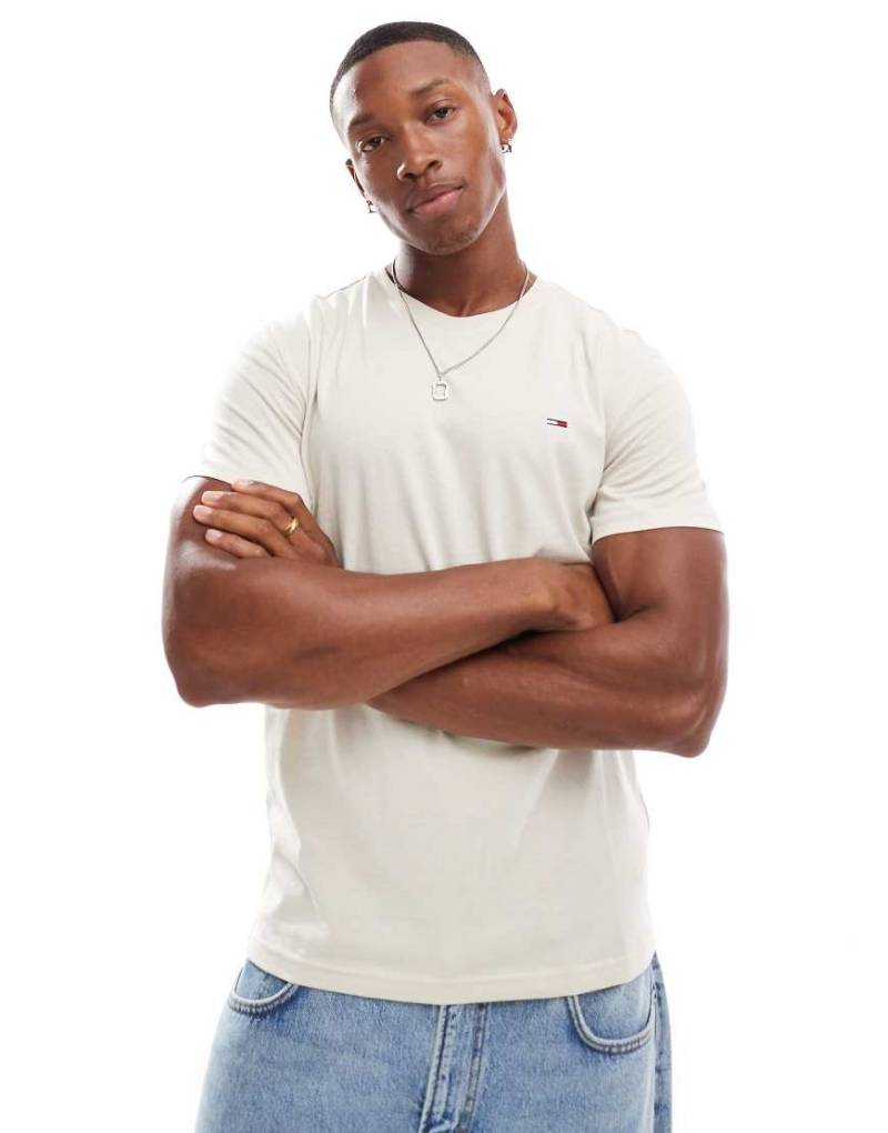 Tommy Jeans - T-Shirt in gebrochenem meliertem Weiß mit Aufnäher von Tommy Jeans