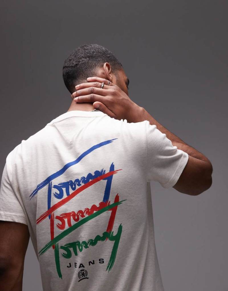 Tommy Jeans - T-Shirt in meliertem Hellbeige mit sich wiederholendem Signatur-Rückenprint-Neutral von Tommy Jeans