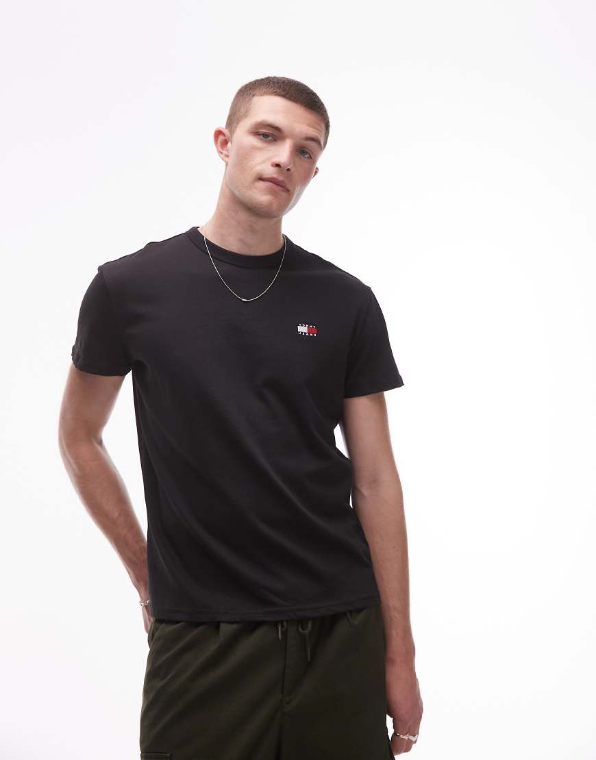 Tommy Jeans - T-Shirt in normaler Passform n Schwarz mit Badge von Tommy Jeans