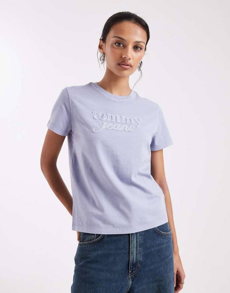 Tommy Jeans - T-Shirt in verwaschenem Blau mit verblasstem Logo von Tommy Jeans