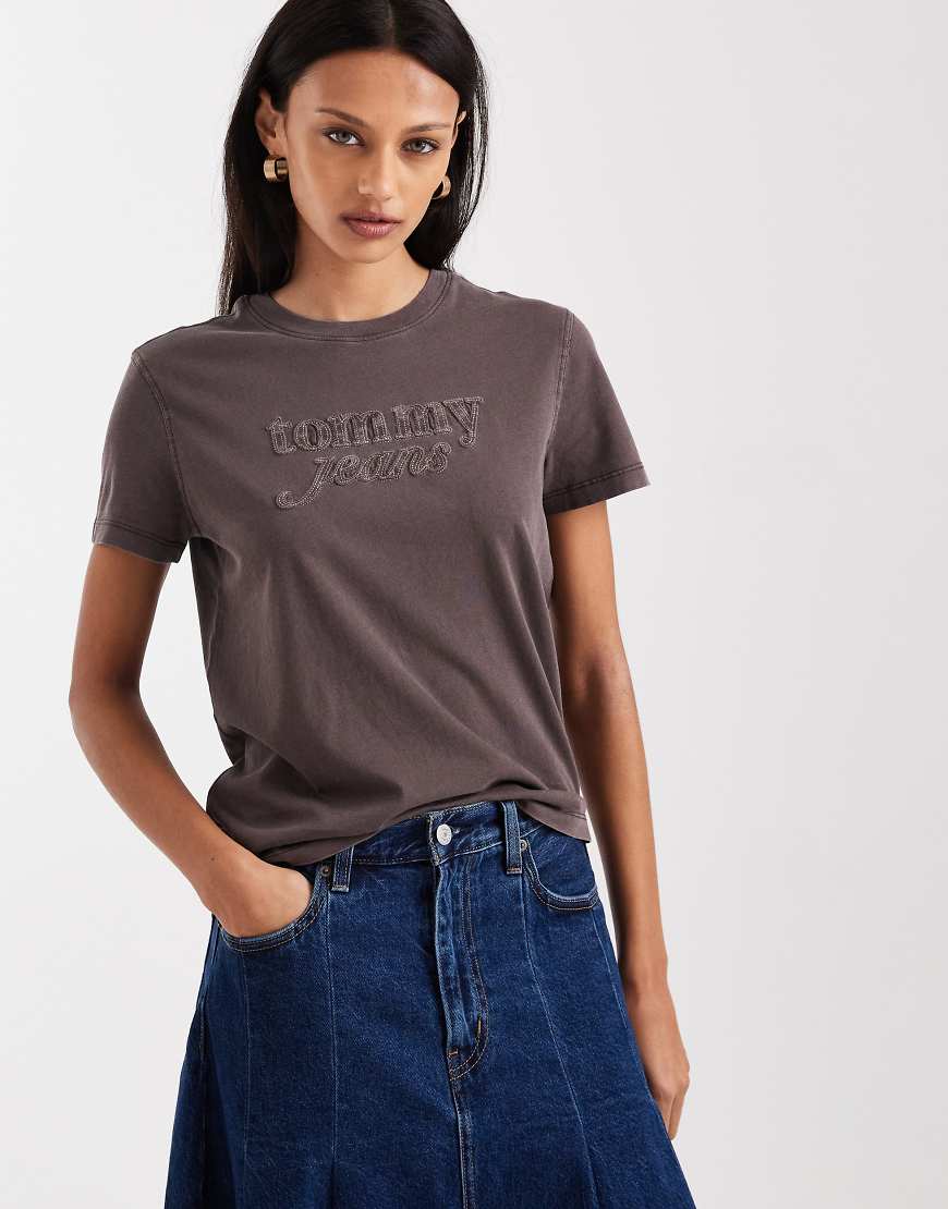 Tommy Jeans - T-Shirt in verwaschenem Braun mit verblasstem Logo-Brown von Tommy Jeans