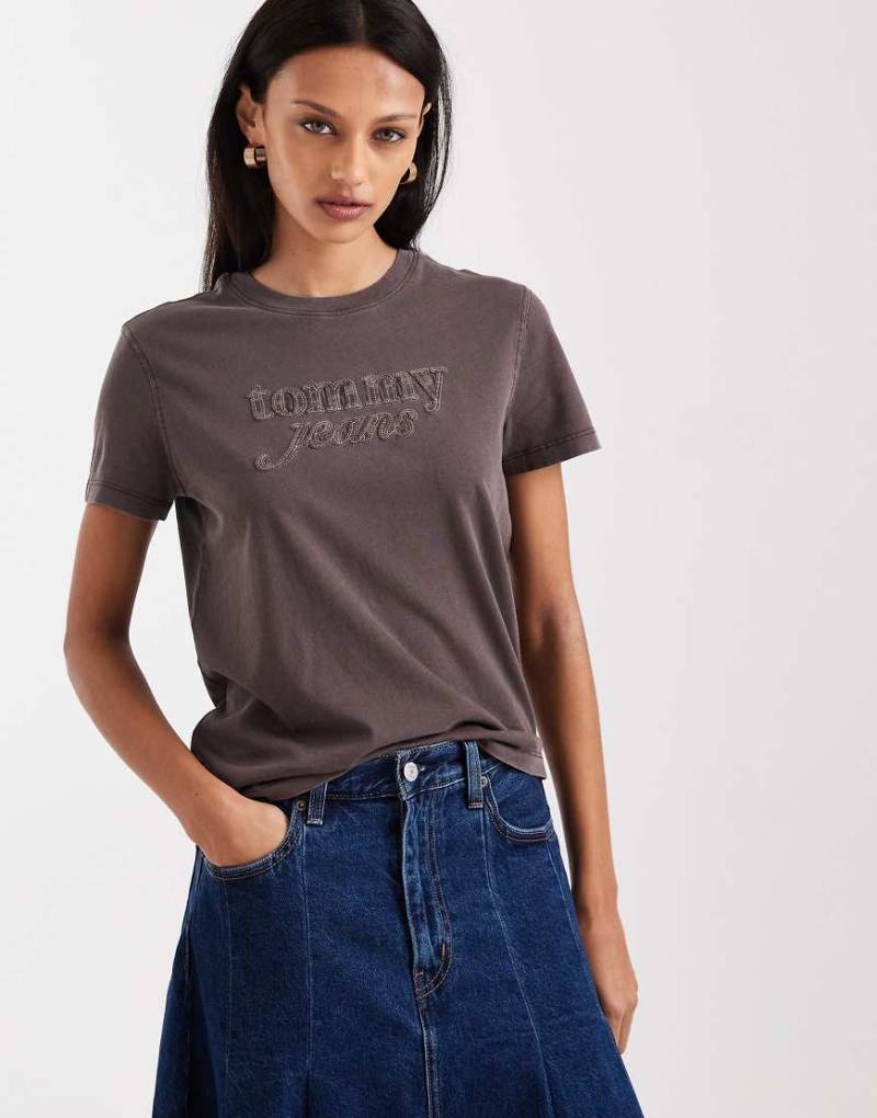 Tommy Jeans - T-Shirt in verwaschenem Braun mit verblasstem Logo-Brown von Tommy Jeans