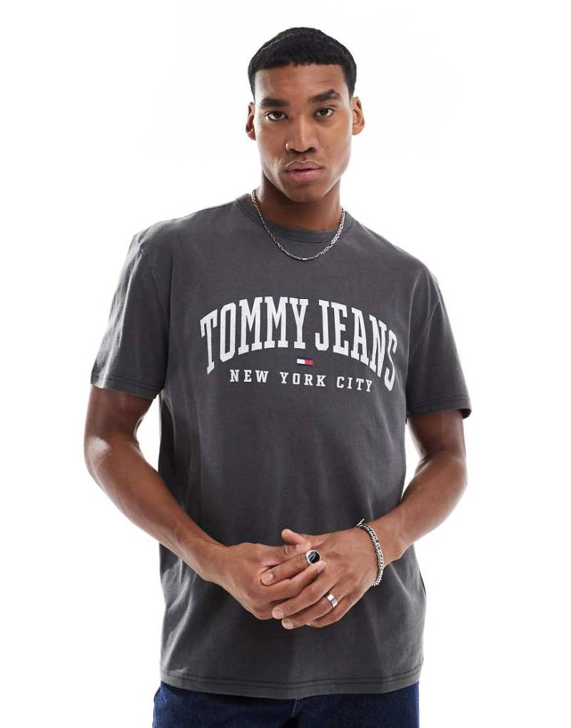 Tommy Jeans - T-Shirt in verwaschenem Grau mit College-Logo von Tommy Jeans